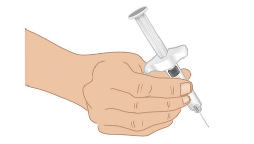 Mano che tiene una siringa preriempita con ago rivolto verso il basso pronta per l