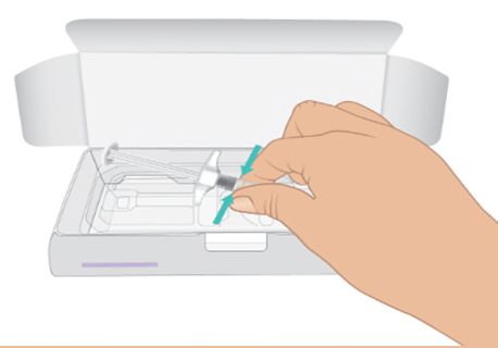 Mano che estrae un dispositivo medico da una confezione aperta con frecce blu che indicano la direzione del movimento
