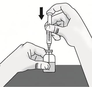 Mano che tiene una siringa riempita e un flacone di medicinale su una superficie grigia freccia nera indica la preparazione all