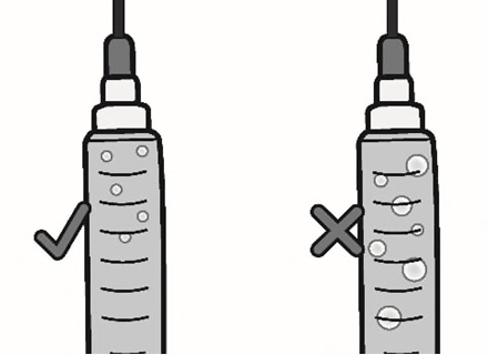 Due siringhe preriempite confrontate, una con indicazione di corretto dosaggio con segno di spunta e l