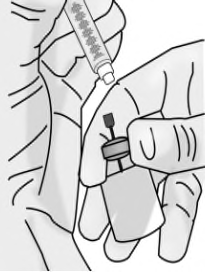 Mano che stringe un autoiniettore con ago inserito nella pelle, dispositivo pronto per l