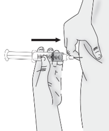 Mano che tiene una siringa pronta per l