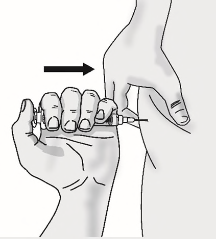 Mano che afferra una siringa preriempita con ago inserito nella pelle, freccia nera indica la direzione dell