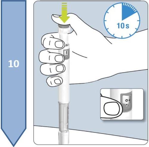 Mano che tiene un dispositivo autoiniettante bianco con freccia verde verso il basso e timer che indica 10 secondi con dettaglio di applicazione cutanea