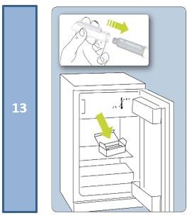 Frigorifero aperto con farmaco in scatola al suo interno e freccia verde che indica il posizionamento inferiore una mano tiene una penna iniettabile