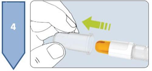 Mano che afferra una siringa preriempita con liquido arancione, freccia verde indica la direzione di estrazione del cappuccio protettivo