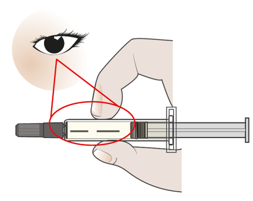 Mano che tiene una penna per iniezione con ago visibile e occhio che osserva il punto di iniezione indicato da una freccia rossa