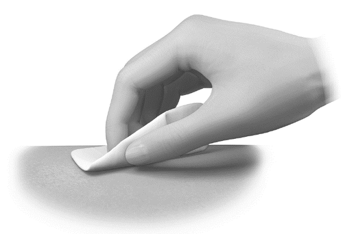 Mano che applica un cerotto adesivo bianco su una superficie cutanea chiara con pressione delicata