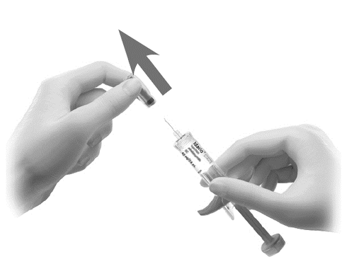 Due mani che preparano una siringa preriempita con l