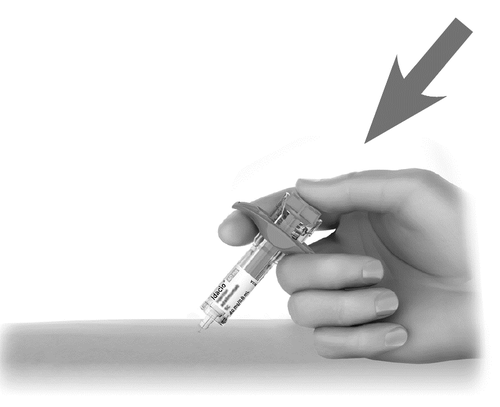 Mano che tiene una penna per insulina con ago inserito nella pelle del braccio, freccia grigia indica la direzione