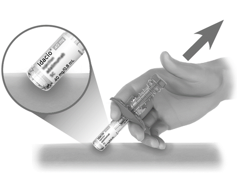 Mano che tiene una penna per iniezione con cartuccia Idacio 40 mg/0,8 ml, freccia indica il punto di iniezione e ingrandimento della cartuccia