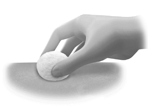 Mano che preme un batuffolo di cotone su una superficie cutanea chiara con le dita