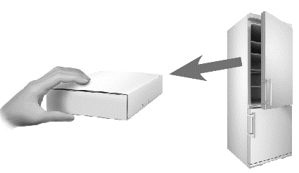 Mano che inserisce una scatola bianca in un frigorifero medico aperto con una freccia che indica la direzione