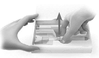 Mani che inseriscono una cartuccia in un dispositivo medico bianco con freccia direzionale e componenti trasparenti
