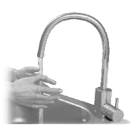 Mani sotto un rubinetto ad arco cromato con getto d