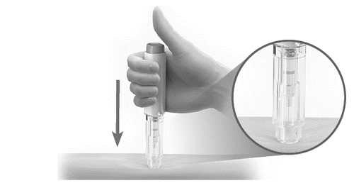 Mano che tiene un autoiniettore con l