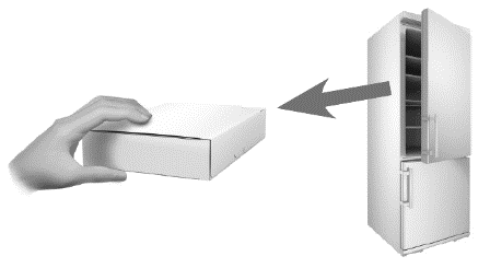 Mano che inserisce una scatola bianca in un frigorifero aperto con diversi ripiani visibili e una freccia indicatrice