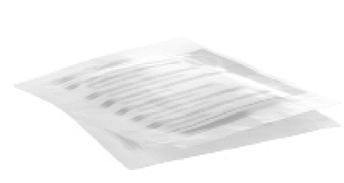 Compresse bianche rettangolari disposte su un foglio di plastica trasparente sigillato