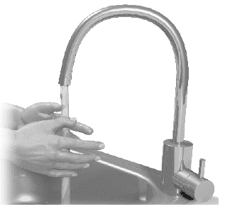 Mani sotto il rubinetto ad arco in acciaio inossidabile che eroga acqua corrente in un lavandino metallico