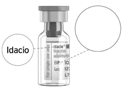 Fiala di vetro trasparente con liquido interno ed etichetta