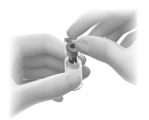 Mani che preparano una dose di farmaco da un flaconcino con tappo grigio e un dispositivo di trasferimento