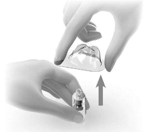 Mano che rimuove il cappuccio protettivo trasparente da un dispositivo medico iniettabile con una freccia grigia che indica la direzione