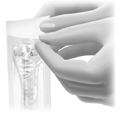 Mano che afferra una siringa preriempita trasparente con ago protettivo e dispositivo di sicurezza grigio