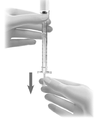 Mano che tiene una siringa preriempita con ago rivolto verso il basso e l