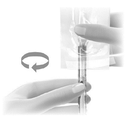 Mano che tiene una siringa preriempita con ago protetto da blister trasparente e freccia che indica la rotazione