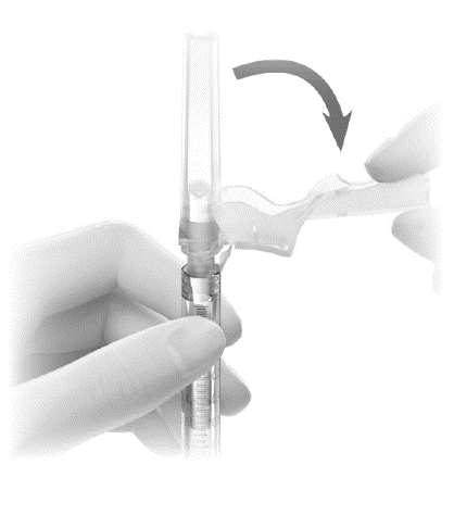 Siringa con ago che viene collegato a un flaconcino di vetro trasparente tenuto tra pollice e indice