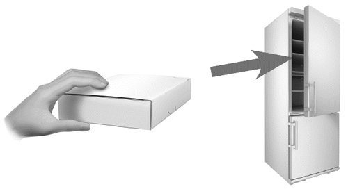 Mano che inserisce una scatola bianca in un frigorifero aperto con freccia direzionale indicante il vano refrigerato