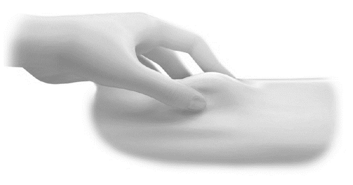 Mano che preme delicatamente sulla pelle di un neonato o di un bambino piccolo in bianco e nero