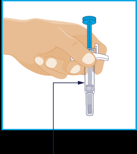 Mano che tiene un dispositivo per iniezione sottocutanea con ago visibile e freccia che indica la parte inferiore del corpo