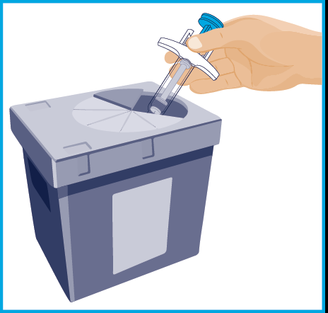 Mano che tiene una siringa sopra un contenitore grigio per oggetti appuntiti con apertura a croce