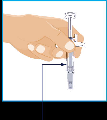 Mano che tiene un iniettore preriempito con ago visibile e freccia che indica la parte inferiore del dispositivo