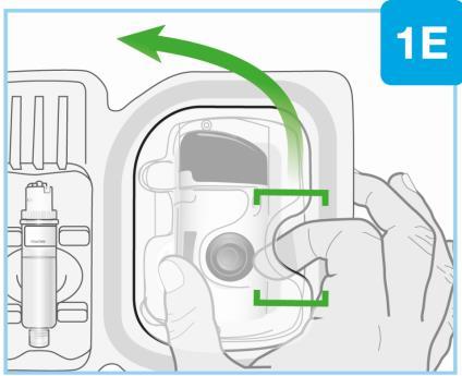 Dispositivo medico con cartuccia inserita e freccia verde che indica la direzione di rotazione per il blocco