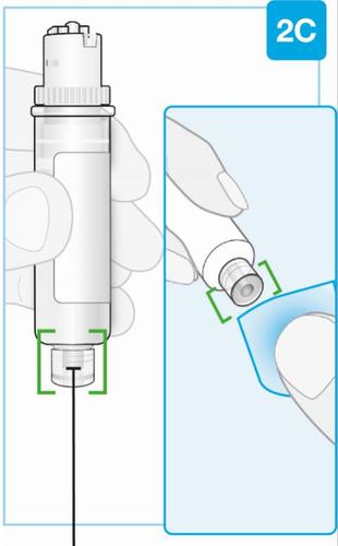 Dispositivo medico con connettore bianco e ago nero, mano che lo inserisce in una cannula blu con indicazioni verdi