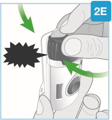 Mano che ruota il cappuccio protettivo nero di un dispositivo medico con frecce verdi che indicano la direzione di rotazione