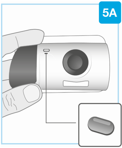 Dispositivo autoiniettante con cartuccia inserita e pulsante di rilascio evidenziato da una linea, con capsula farmaceutica in basso