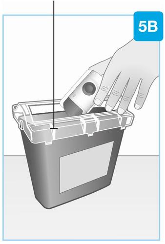 Contenitore trasparente con un farmaco in polvere e una siringa preraempita sopra di esso, freccia che indica l