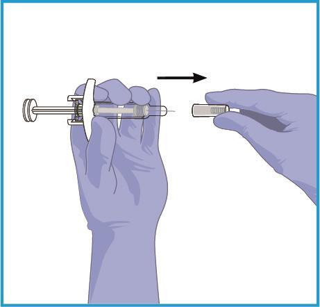 Mani con guanti viola che preparano una siringa premendo un cappuccio protettivo sull