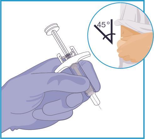 Mano con guanto che tiene una siringa inclinata a 45 gradi durante un