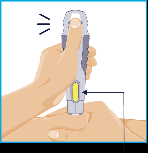 Mano che tiene un dispositivo autoiniettante blu e bianco con il pollice pronto a premere il pulsante giallo di attivazione