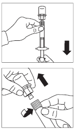 Mano che tiene la siringa preriempita e il dispositivo di sicurezza, freccia nera indica la direzione di rimozione del cappuccio protettivo