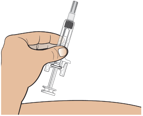 Mano che afferra una siringa preriempita con ago inserito nella pelle del braccio, dispositivo di sicurezza visibile