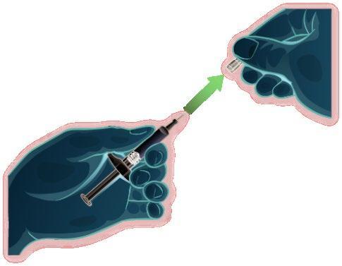 Siringa che inietta farmaco nel tessuto muscolare con freccia verde indicante la direzione dell