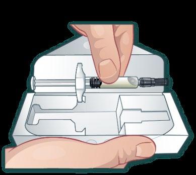 Mano che tiene una siringa pre-riempita con farmaco trasparente e un dispositivo di sicurezza bianco a pistone