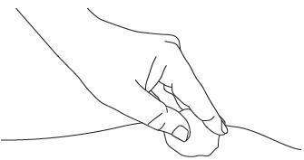 Mano che tiene una siringa inclinata, con l