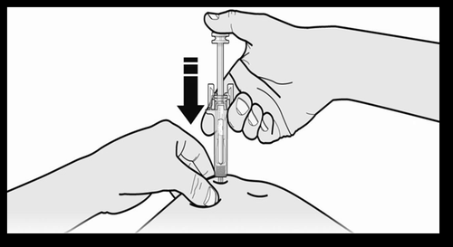 Mano che preme un iniettore sottocutaneo sulla pelle del braccio con freccia nera che indica la direzione