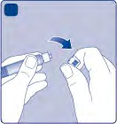 Mani che tengono una penna per iniezione e un ago protetto, freccia blu indica la rimozione del cappuccio protettivo